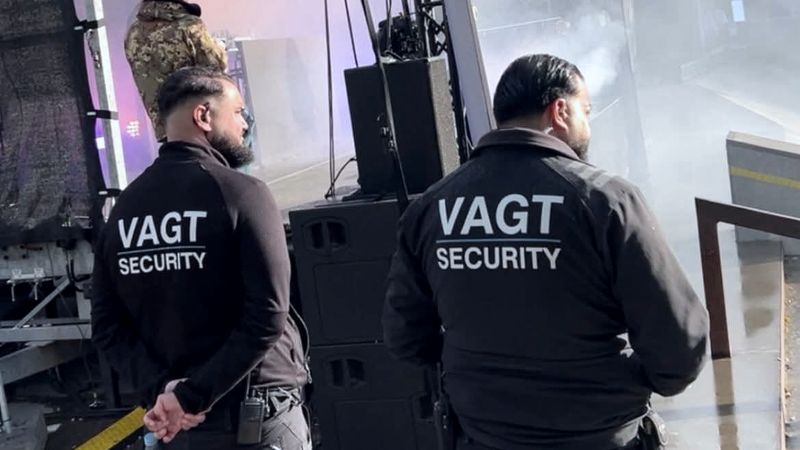 To eventvagter fra Nordic Security ved en koncertscene