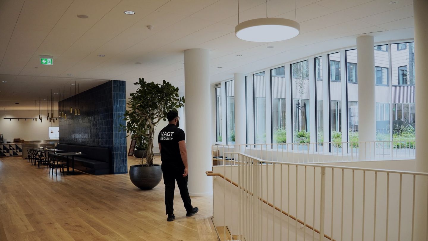Vagt fra Nordic Security i en lys reception