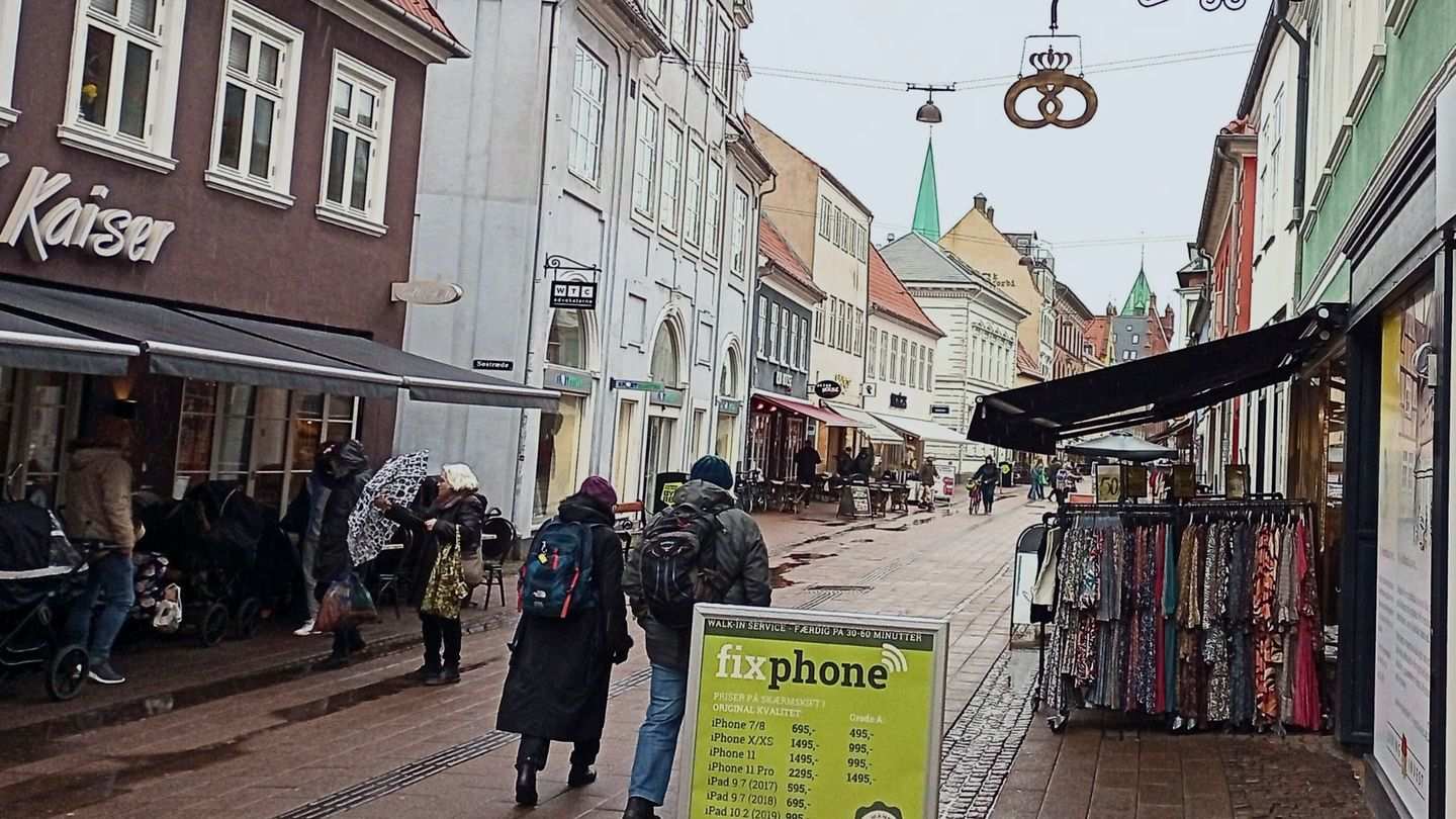 Gågade i København med butikker og forbipasserende